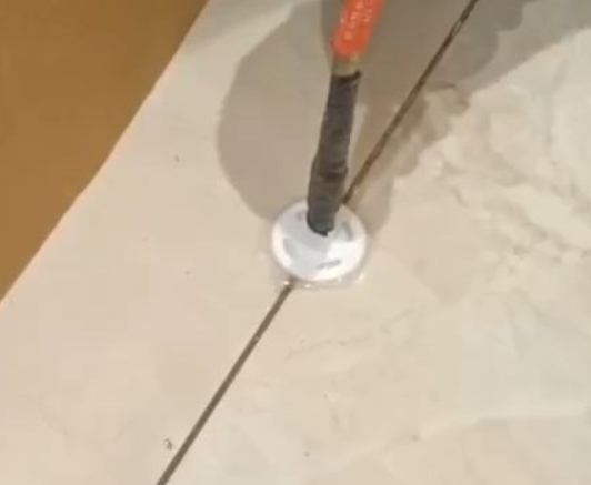 舞阳瓷砖空鼓维修公司专业解答瓷砖在铺贴过程中，如果没有涂抹均匀到位的粘结材料（如水泥砂浆或瓷砖胶），可能会导致以下问题