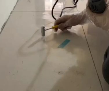 舞阳瓷砖开裂维修公司专业分享瓷砖在铺贴前如果没有沥干水分，将会导致以下问题